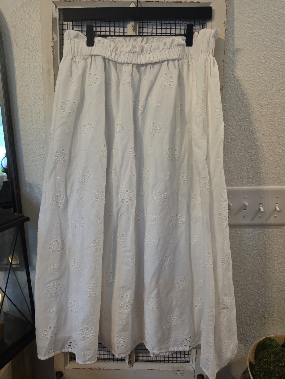 Universal thread eyelet skirt